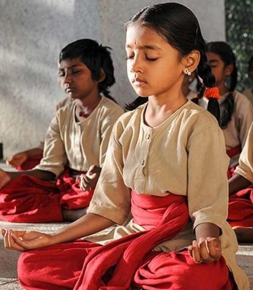 Children practicing yoga at Isha Samskruti